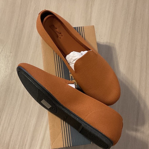 Elegant Women's Brown Loafers - Picture 3 of 6